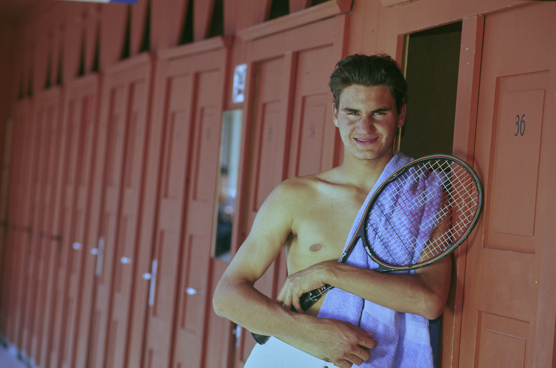 Roger Federer pose avec sa raquette de tennis à la piscine, en 1998.