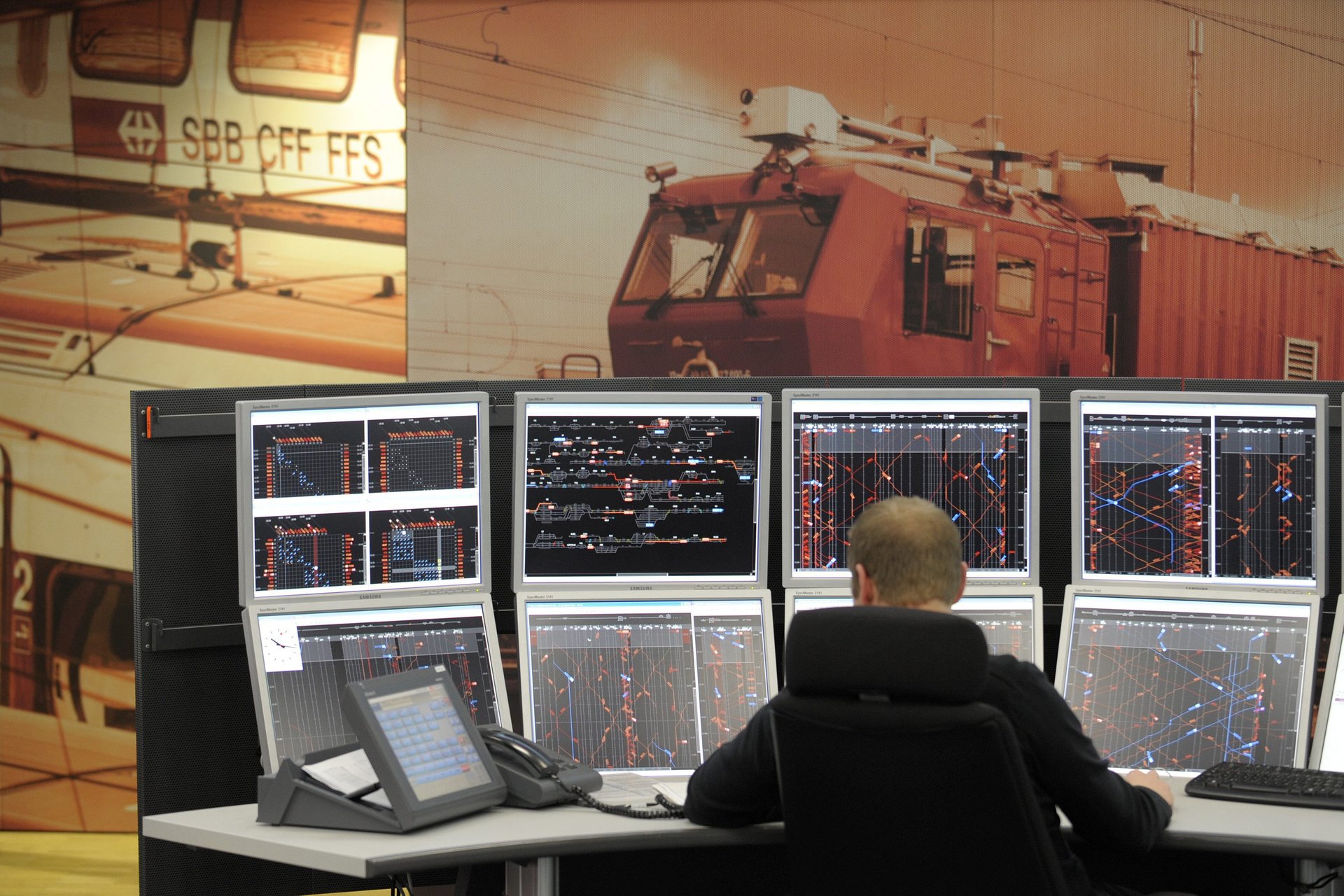 Un opérateur travaille au centre d'exploitation de Lausanne, inauguré en mai 2010.