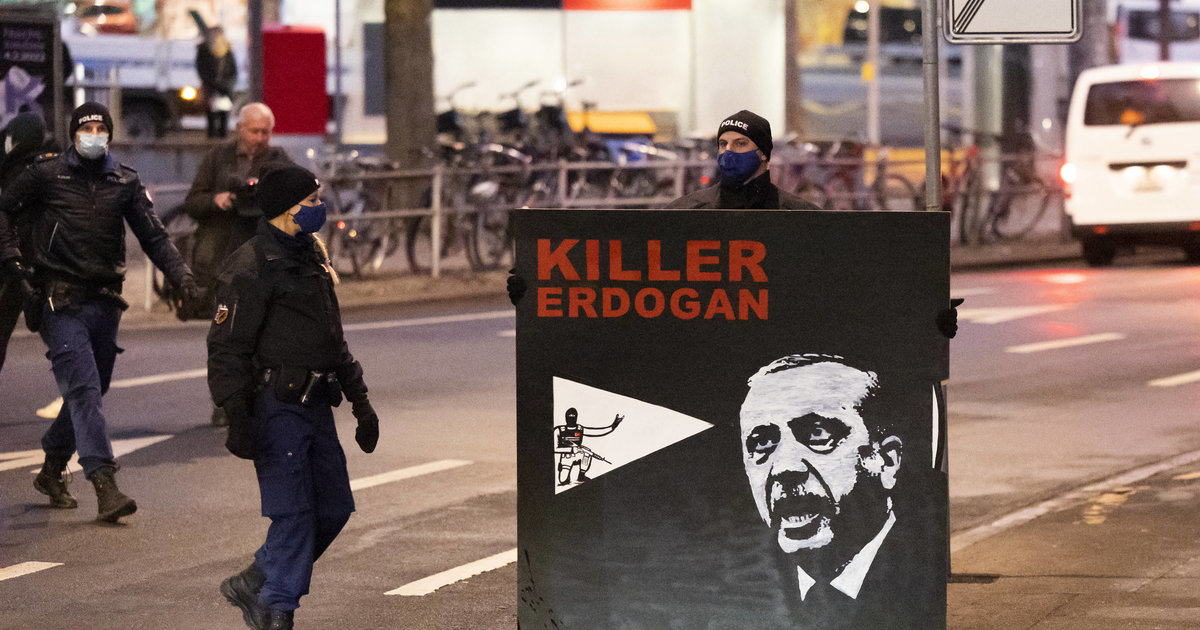 Procès mouvementé pour une banderole anti-Erdogan