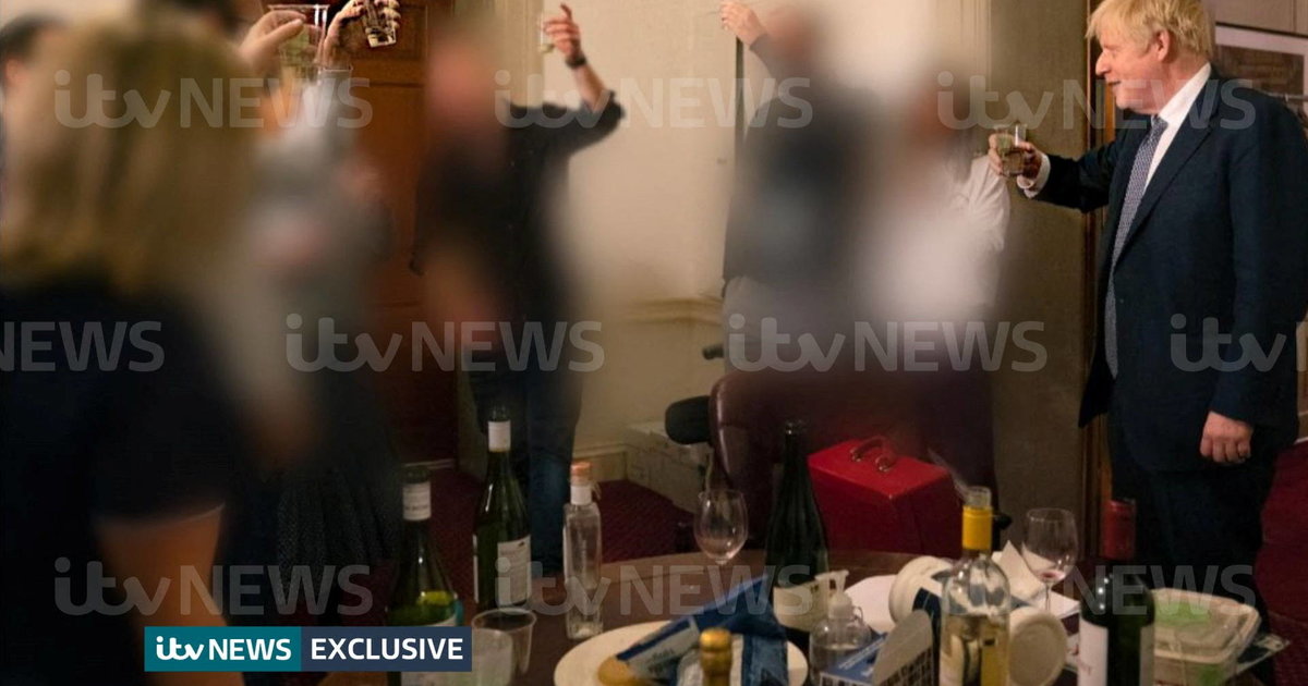 De nouvelles photos sont apparues de Boris Johnson portant un toast lors d’une party en plein confinement
