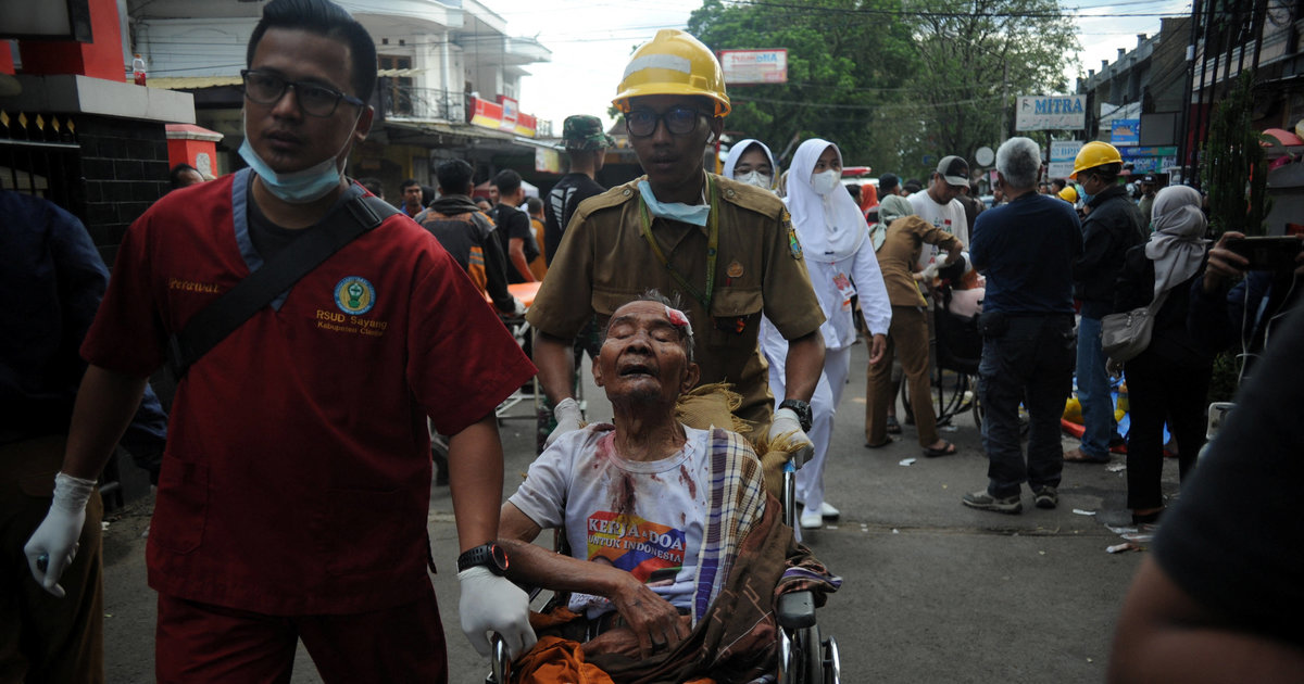 In Indonesia an earthquake leaves 160 dead and hundreds injured