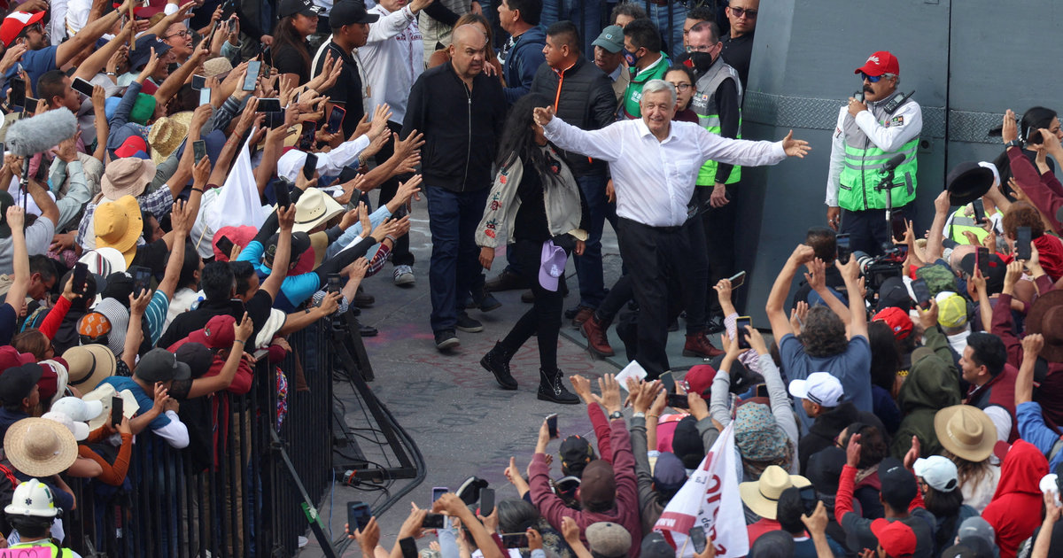 Mexique: la politique du président AMLO soutenue par une marée humaine dans la rue