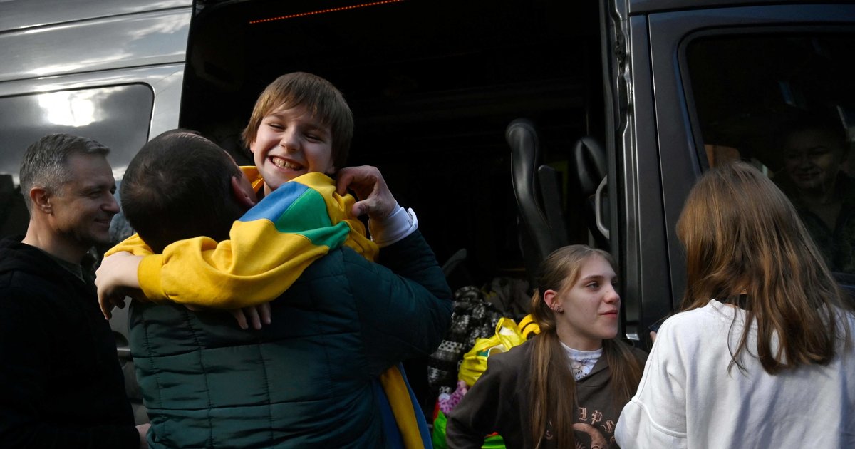 «Je craignais d’être là-bas pour toujours»: à Kiev, le retour d’enfants ukrainiens déportés par la Russie