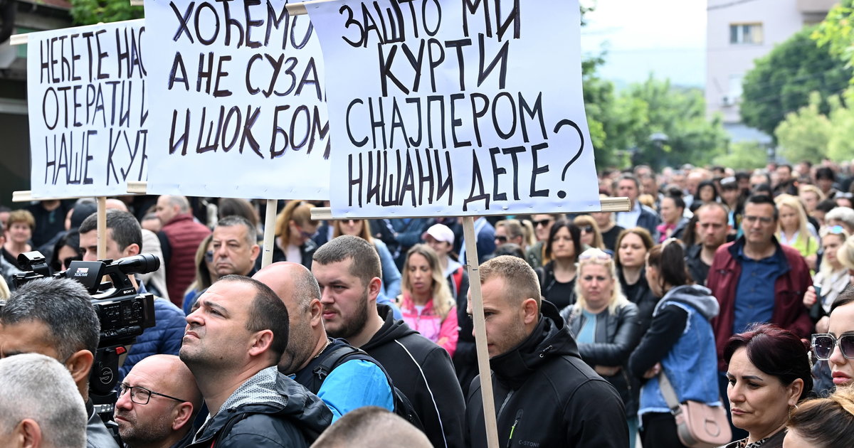 Manifestations Nationalistes Au Kosovo: La Fête Autour De La Mairie ...