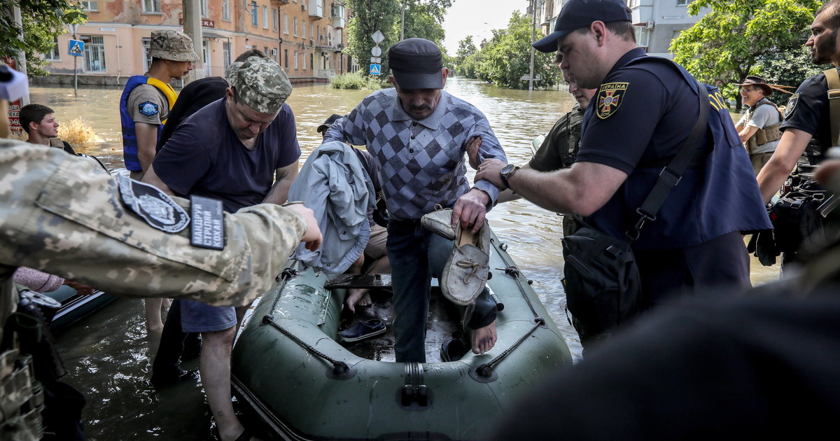 Près de 5900 personnes évacuées des zones inondées en Ukraine